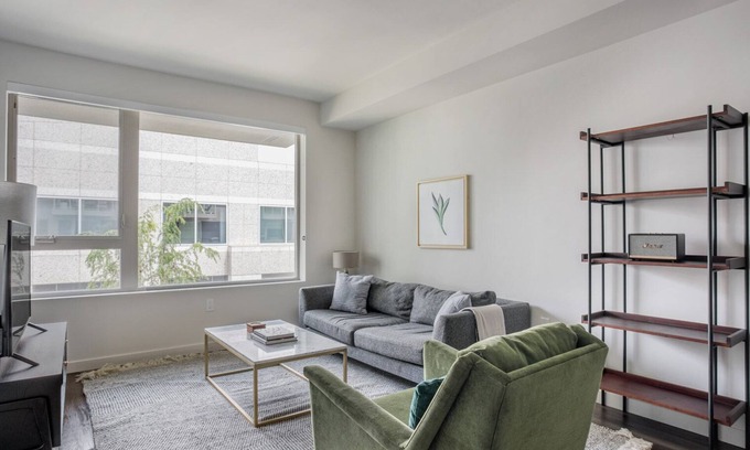 West Los Angeles Apartment | Modern West LA 1BR with Pool, Gym & BBQ Near Dining