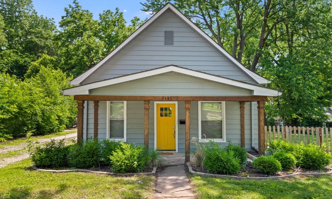 Rosedale House | Vibrant Retreat with Games, Breakfast & Pet-Friendly Perks