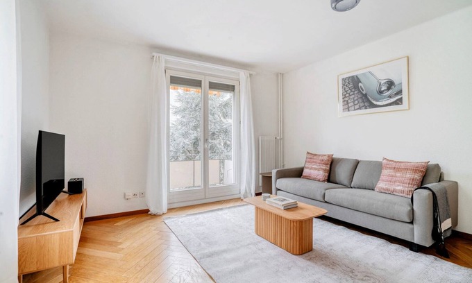 Wipkingen Apartment | Stylish Wipkingen 3BR with Shared Garden & Pet Friendly