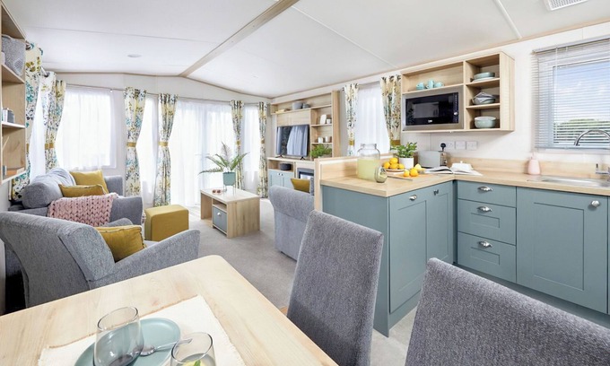 Truro House | Stylish 12ft-Wide Caravan with Spa and Hot Tub Amenities