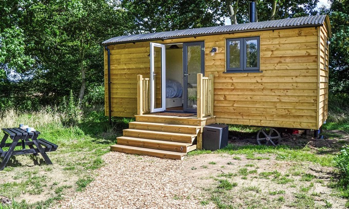 Irstead Cottage | Tranquil Retreat: Pet-Friendly Lake View with Breakfast