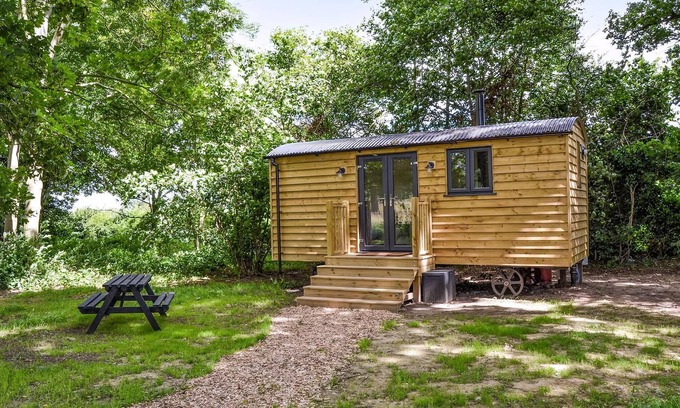 Irstead Cottage | Serene Escape: Pet Friendly Hotel with Lake Views