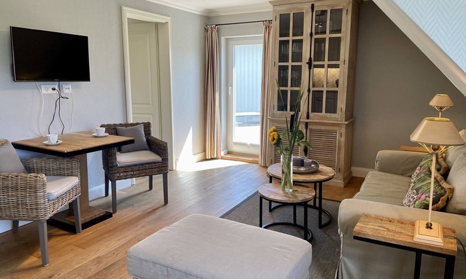 Kleinmorsum Apartment | Stylish 30 sqm Apartment with Private Roof Terrace & Amenities