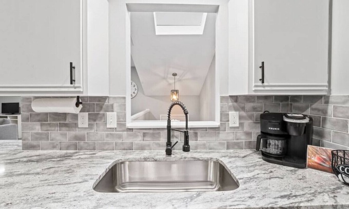 Overland Park House | Modern Retreat in Overland Park: Pet-Friendly Getaway!