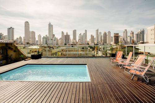 Centro House | Beachfront Suites in Balneário Camboriú with Pool & Breakfast