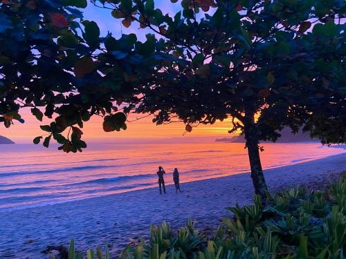 Barra do Sahy House | Beachfront Retreat at Suítes Pé na Areia with Ocean View