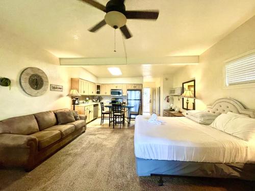 Mount Ida Hotel | Lakeview King Studio with Kitchenette & Family-Friendly Amenities