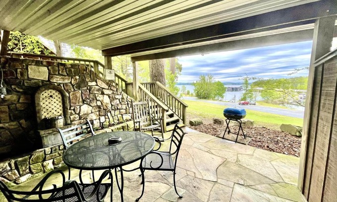Mount Ida Hotel | SU15: Cozy Studio with Kitchen & Lakeview Rock Patio