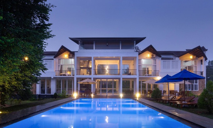 Nuwaragam Palatha Central Hotel | Discover Subaseth Villa: Family-Friendly with Pool & Dining