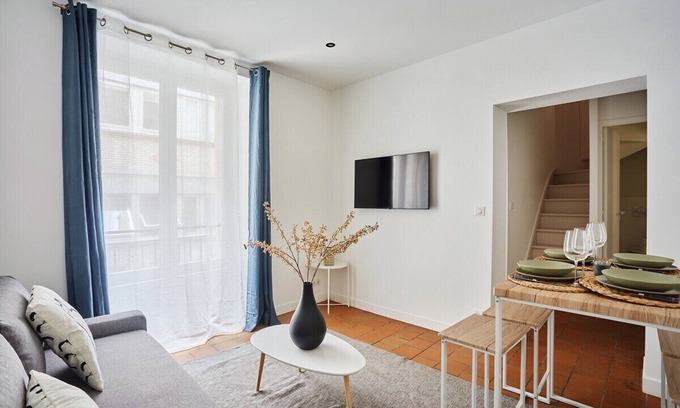 Les Halles Apartment | Elegant 2-Bedroom Apartment Near the Louvre Museum