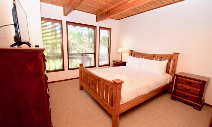 Leura House | Sublime Cedar Lodge Leura - Newly Renovated Cedar Glass 5 Bedroom Lodge Near Views with Large Group Capacity