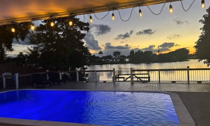 Pembroke Pines House | Sublime Lakefront Pool Family Home in Hollywood with Boat Dock & Wonderful Views