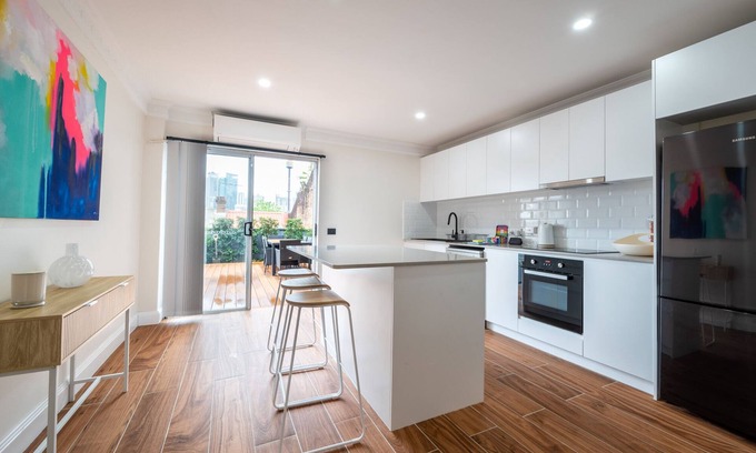 Woolloomooloo House | Inviting Retreat with Skyline Views and Spa Amenities