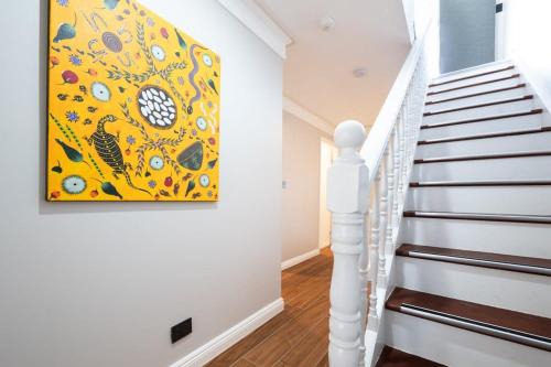 Woolloomooloo House | Enjoy Skyline Views in a Prime Location Courtyard Stay