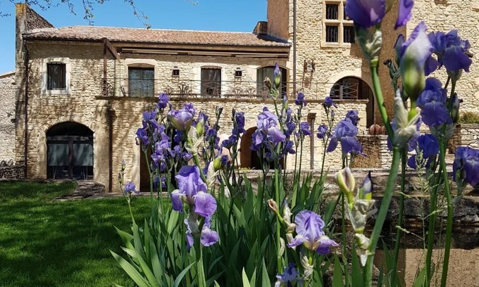 Bonnieux House | Idyllic Vineyard Retreat with Pool and Tennis Court