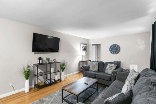 Center Point House | Discover Suburban Bliss: Free Wi-Fi and Parking Await