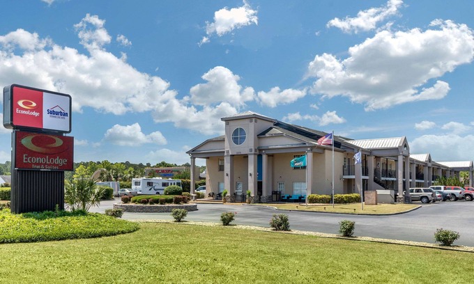 Red Hill Hotel | Convenient Suburban Studios Near the University with Pool
