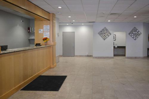 East Syracuse Hotel | Suburban Studios East Syracuse Carrier Circle