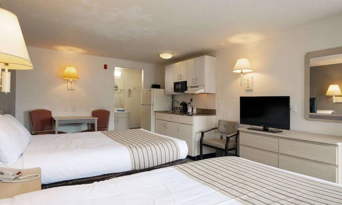 Mentor Hotel | Cozy Suburban Studios Mentor - Family-Friendly with Spa Access