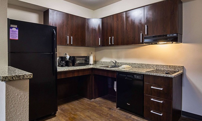 Monaca Hotel | Eco-Friendly Retreat at Suburban Studios Monaca