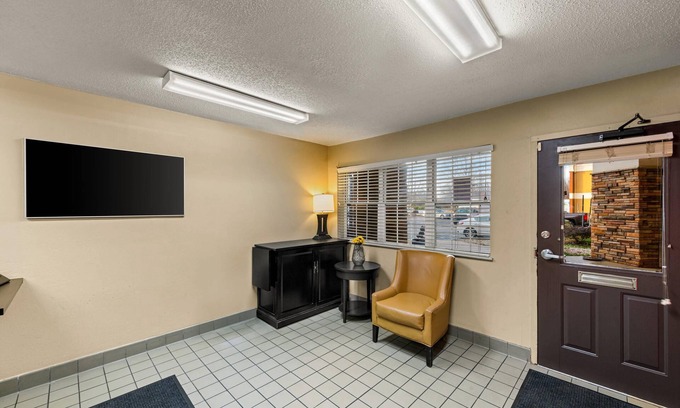 Williamsburg Square Hotel | Cozy Suburban Studios Winston-Salem Near Hanes Mall