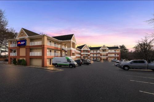 Williamsburg Square Hotel | Convenient Suburban Studios Winston-Salem Near Hanes Mall