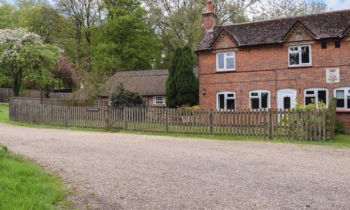 Basingstoke Cottage | Idyllic Rural Retreat for Nature Walks and Family Fun
