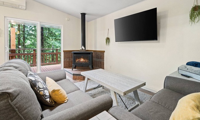 Sudden Valley House | Pet-Friendly Sudden Valley Forest House Near Trail Sites