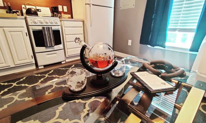 Northeast Neighbors Apartment | Stylish Studio Suede: Guest Rated 10/10 with Breakfast & Kitchen
