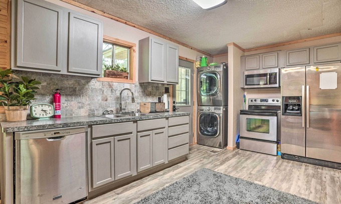 Jefferson Cottage | Discover Sues Camp with Caddo Lake Access and Family Kitchen