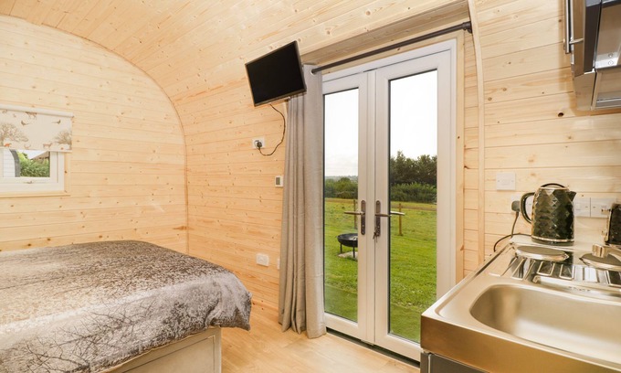Cross Cottage | Pet-Friendly Suffolk Retreat with Hot Tub in Axbridge