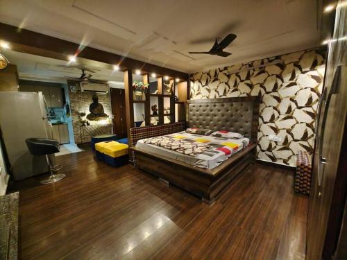 New Delhi Apartment | Pet-Friendly Retreat at Sufiyana: Family Welcomes You
