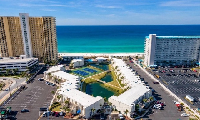 Thomas Drive Condo | Beachside Sugar Beach Condo: Pet-Friendly with Ocean Views
