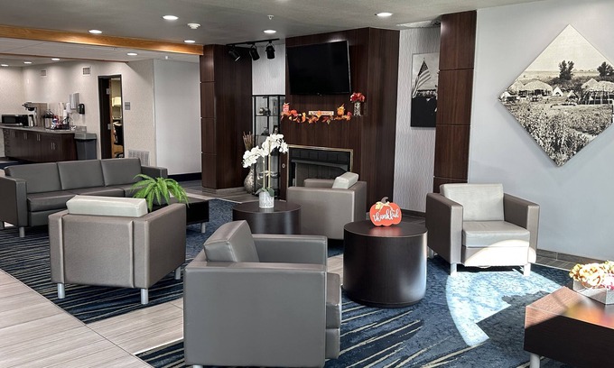 Hinton Hotel | Pet-Friendly Sugar Creek Inn & Suites with Great Amenities