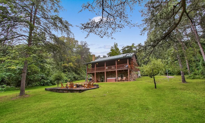 Huntingdon Cabin | Inviting Sugar Grove Log Cabin with Hot Tub & Fire Pit
