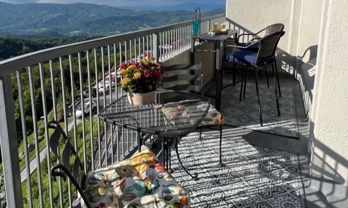 Sugar Mountain Condo | Guest Rated 10/10: Sugar In The Sky - Private Deck Condo