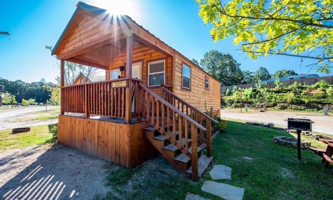 Broken Bow Cabin | Pet-Friendly Sugar Maple Cabin Near Lake with Breakfast