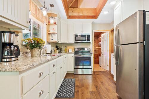 Sugar Pine House | Cozy Sugar Pine Cabin: King Bed & Fire Pit Retreat
