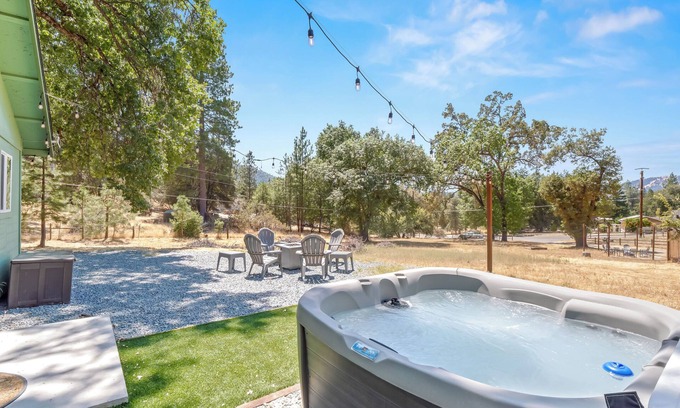 Oakhurst Cottage | Experience Sugar Pine Cottage: Cozy Yosemite Retreat