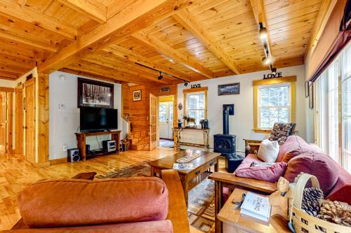 Carrabassett Valley Ski Chalet | Top-Rated Sugarloaf Chalet: Ideal for Family Getaways