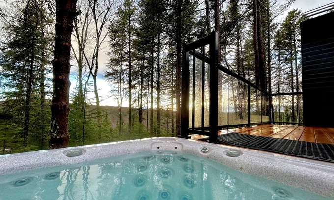 Les Eboulements Ski Chalet | Suite #1: Guest Rated 10/10 with Spa and Hot Tub Amenities