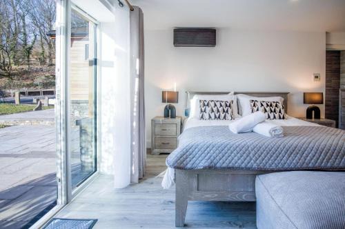 Pen-y-cae Apartment | Elegant Suite 10 at Sleeping Giant Hotel - Family Friendly
