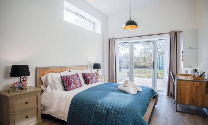 Pen-y-cae Apartment | Discover Suite 11 at Sleeping Giant Hotel - Pet-Friendly Stay