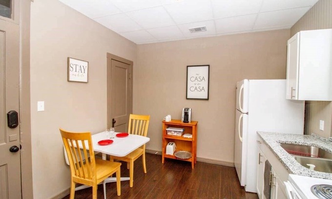 Hermann Hotel | Immaculate Suite #2 - 1 Bed Downtown Hermann with Breakfast