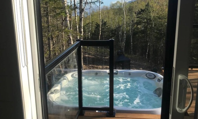Les Eboulements Ski Chalet | Relax in Suite #2: Nature Spa Experience with Hot Tub
