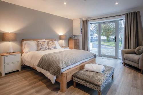 Pen-y-cae Apartment | Elegant Suite 2 at Sleeping Giant Hotel - Family-Friendly Stay