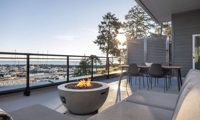 Regional District of Nanaimo Apartment | Oceanfront Suite #206 with Ocean View & Kitchen Amenities