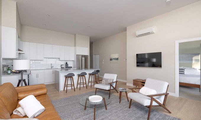 Regional District of Nanaimo Apartment | Contemporary Suite #207 with Pet-Friendly Amenities