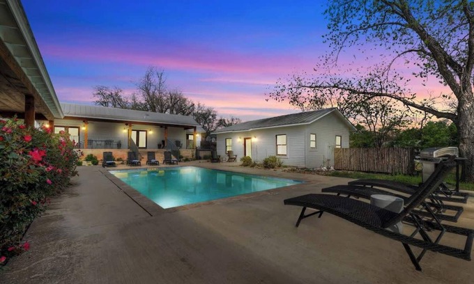 Fredericksburg House | Cozy Schubert Inn Suite A with Pool & Grill, Steps to Main