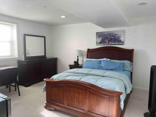 Bowie House | Guest Rated 10/10: Cozy Suite with Private Bathroom & Hot Tub